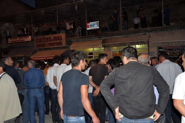 Bitlis'te seçim sonuçlarını sokakta izlediler