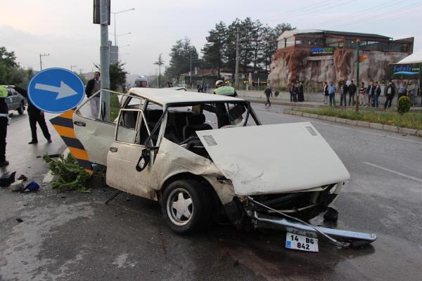 Otomobil ambulansa çarptı: 4 yaralı