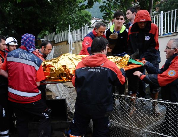 Bursa'da sel nedeniyle okuldaki seçim görevlileri mahsur kaldı (2)