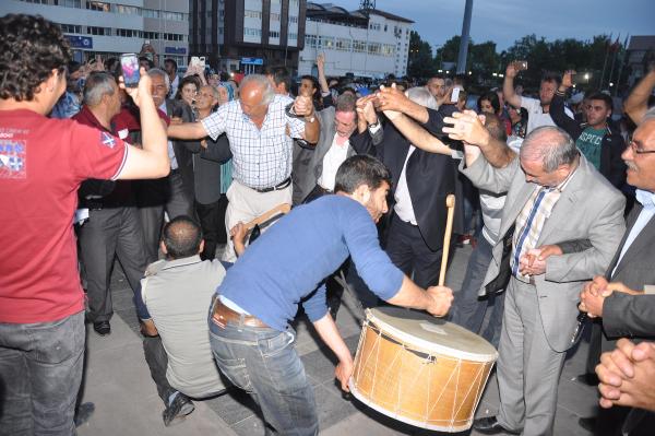Kırıkkale'de MHP'lilerden davul-zurnalı kutlama