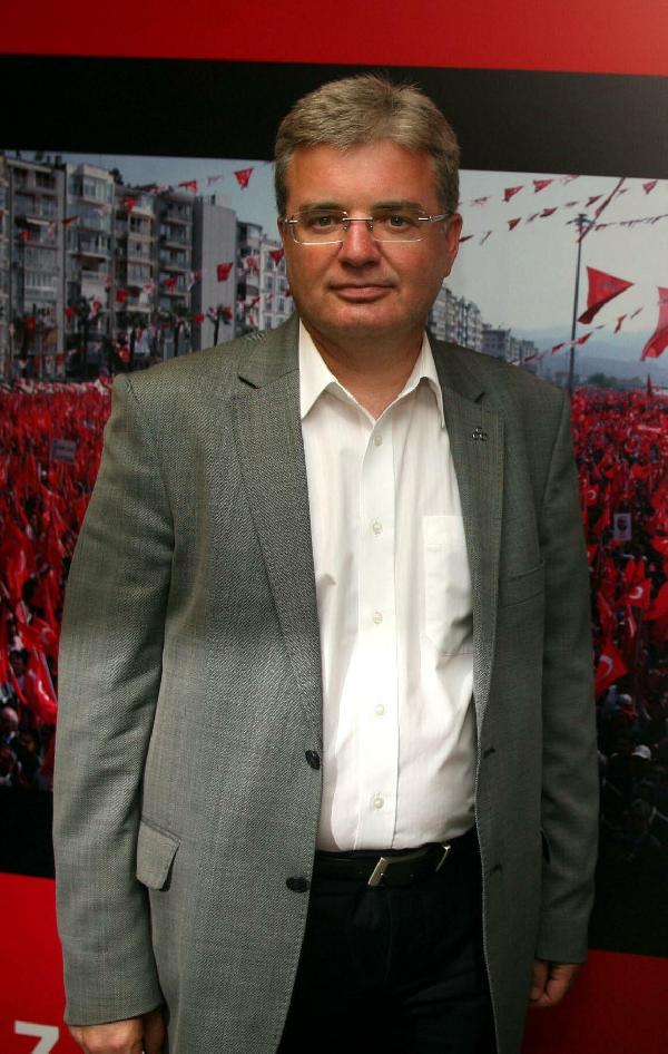 İzmir'de CHP 12, AK Parti 8, MHP 4 ve HDP 2 milletvekilliği kazandı