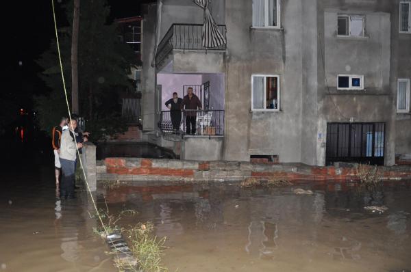Denizli'de sağanak yağmur hayatı olumsuz etkiledi