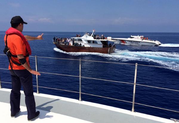 Finike'de kaçak göçmen operasyonu