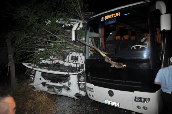 Kontrolden çıkan TIR terminale daldı