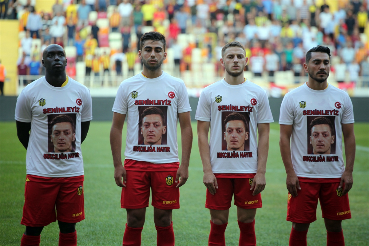 Sahaya Özil tişörtüyle çıktılar