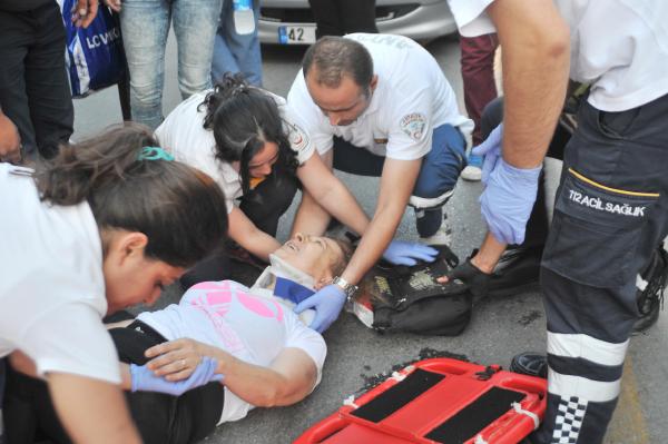 Otomobil çarpan anneanne ile torunu yaralandı