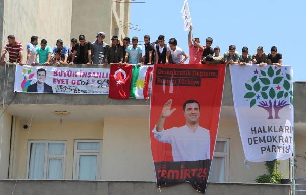 Şırnak'ta HDP'liler seçim kutlamasında Türk bayrağı astı
