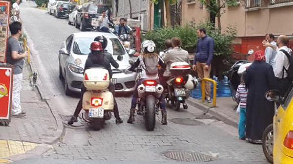 Motosikletli kadınlarla otomobil sürücüsünün "yol verme" tartışması