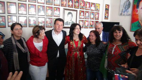 Kars'ta HDP’liler Fransız gözlemcilerle halay çekerek kutlama yaptı