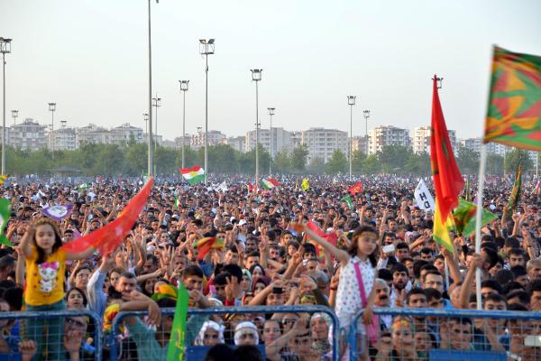 Diyarbakır'da HDP'lilerin seçim kutlaması sıkı güvenlik önlemleri altında yapıldı