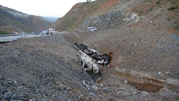 Erzincan'da TIR sürücüsü ölüme uçtu
