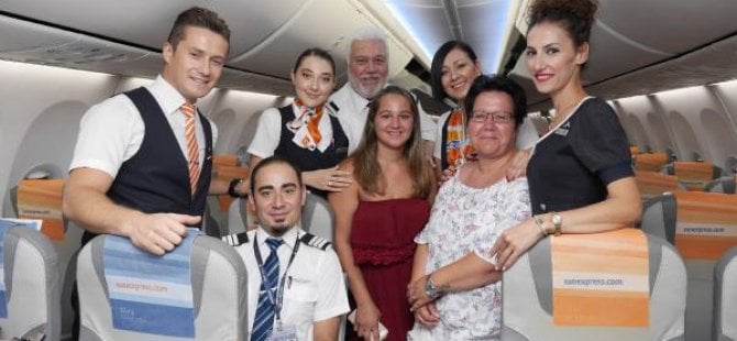 Uçakta doğan Jasminen'e 18 yaş sürprizi