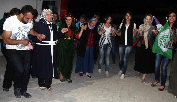 Burdur’da HDP’lilerden halaylı kutlama