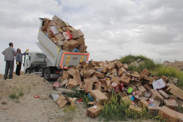 Kullanım tarihi geçen 1 ton gıda maddesi yakıldı