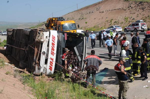 Sivas'ta yolcu otobüsü devrildi: 26 yaralı