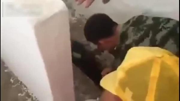 Tuvaletini yaparken deliğe düşürdüğü bebek böyle kurtarıldı