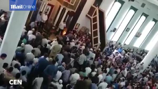 İmam eksik rekat kıldırınca yüzlerce kişi cami içinde birbirine girdi