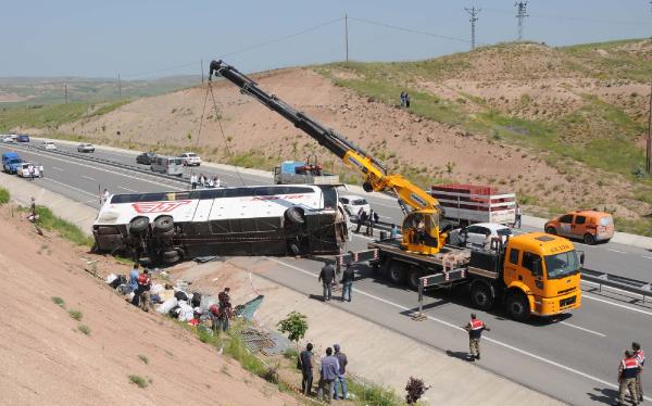 Sivas'ta yolcu otobüsü devrildi: 26 yaralı (2)