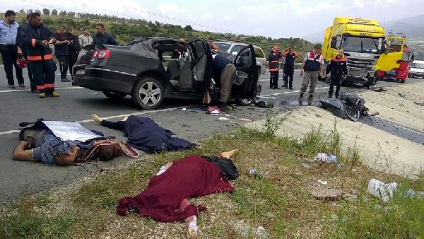 Pamukova'da otomobil TIR ile çarpıştı: 5 ölü, 1 yaralı
