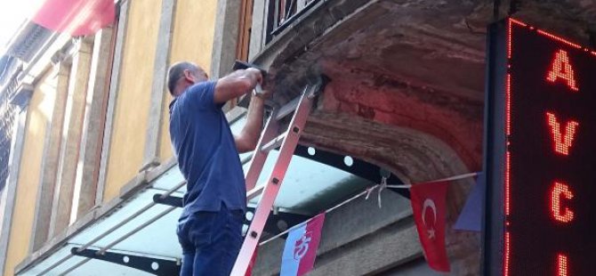 Fransız turistin kafasına beton düştü