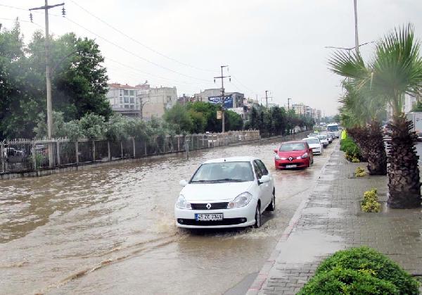 Turgutlu'ya 15 dakikalık yağmur yetti