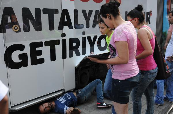 Tramvayın altına kedi girdi, seferler durdu