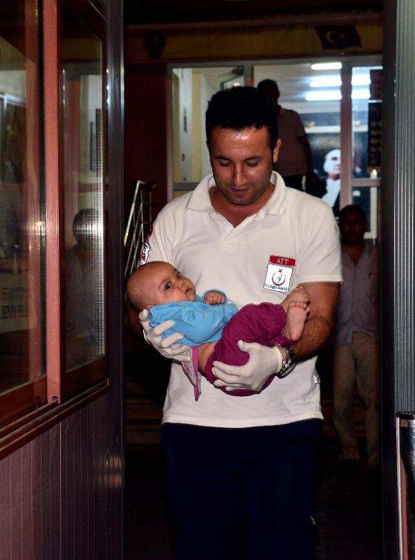 Tartışan iki Suriyeli kadın, 5 aylık bebeği vatandaşlara bırakıp kaçtı