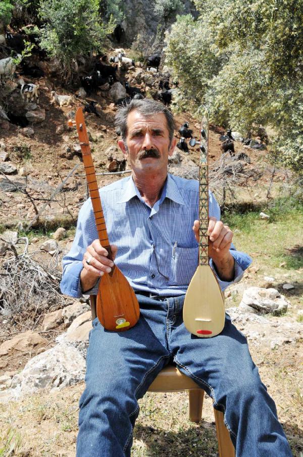 Yürürken cura çalıyor