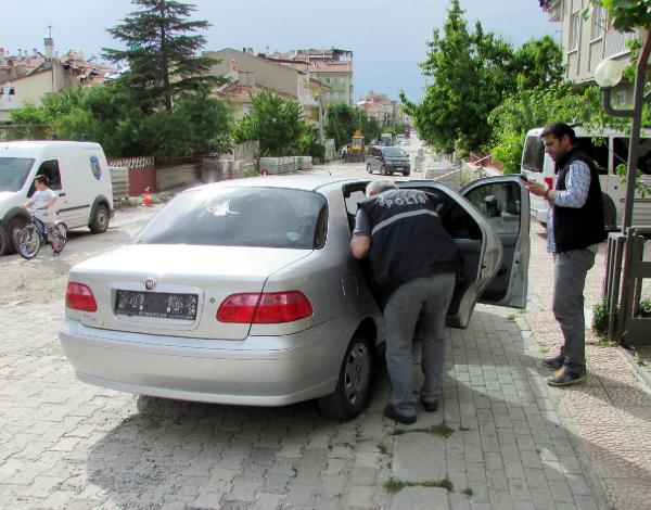 Kaçmamaları için kasa hırsızlarının otomobil lastiğini indirildi