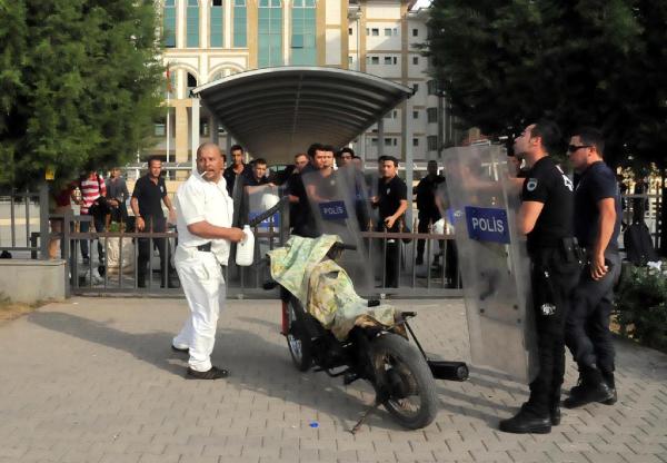 Palanın kesici olmadığını söyleyince hakimi kızdırdı