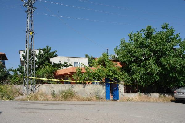 Hırsızlara direnen yaşlı adam öldü, eşi ağır yaralandı