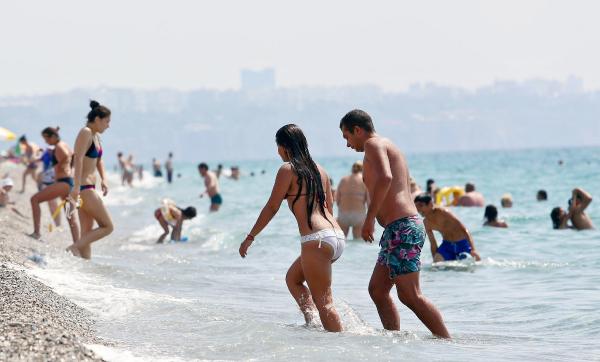 Antalya'da plajlar hareketlendi