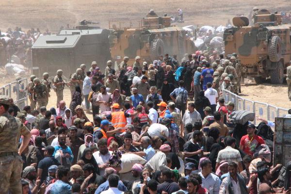 Sınırdaki 3 bin Suriyeli Türkiye'ye alındı