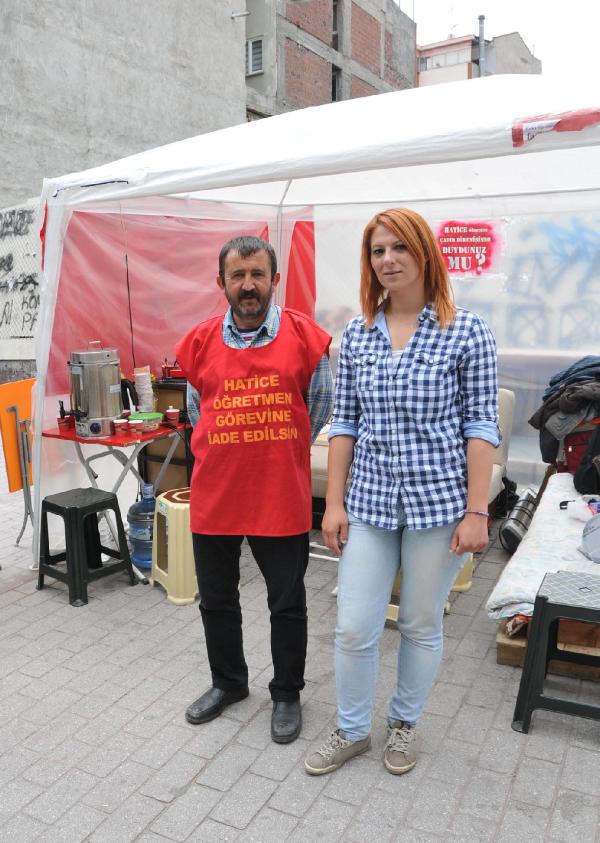 Açığa alınan öğretmen imza kampanyasını çadırda sürdürüyor