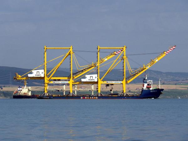 Çanakkale Boğazı'ndan dev vinç geçti