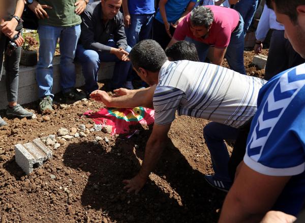 Diyarbakır'da öldürülen 3 kişi toprağa verildi, 17 kişi gözaltına alındı