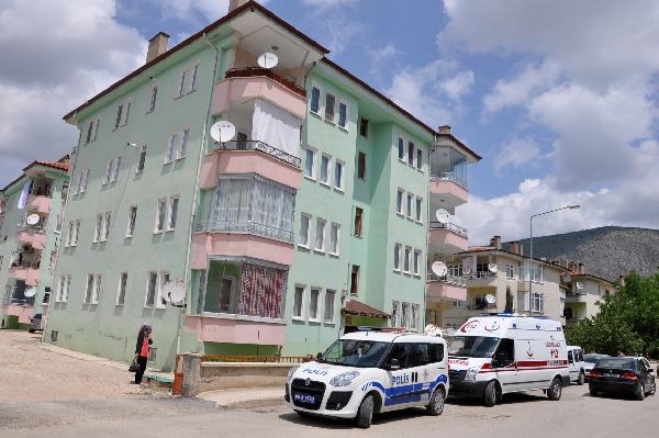 Evde doğalgaz borusuna kendini astı