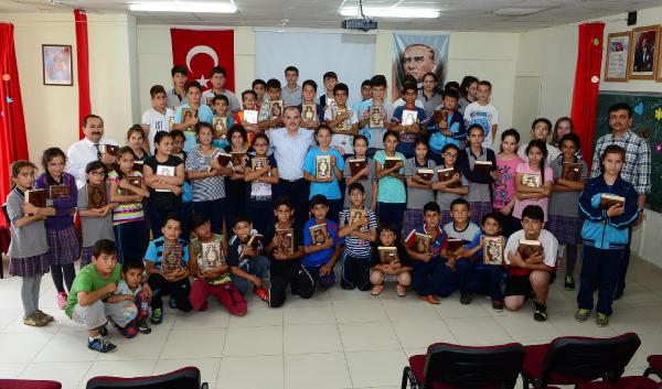 Pamukkale'de başkandan ortaokul öğrencilerine Kuran hediyesi