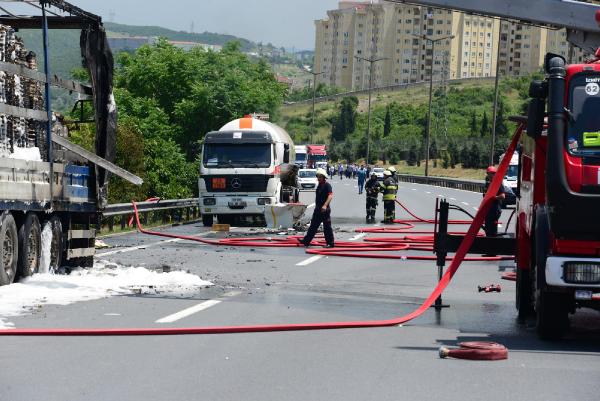 TIR'ın çarptığı LGP yüklü tanker yandı, TEM kilitlendi (2)