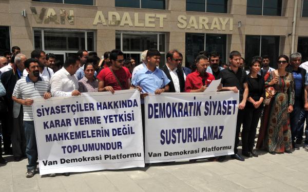 KCK'lılara verilen ceza protesto edildi