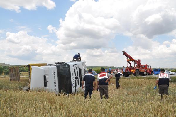 Eşini öldüren eski polis TIR kazasında öldü