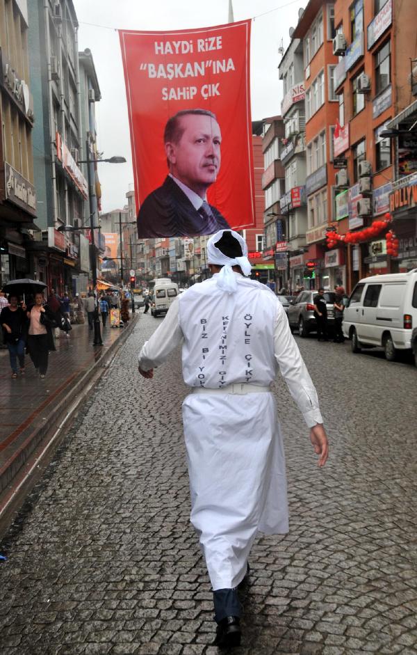 Kefen giyip AK Parti’nin oy kaybetmesini protesto etti