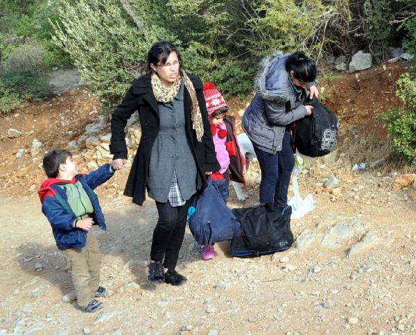 Kaçaklar fırtınada ölümden döndü