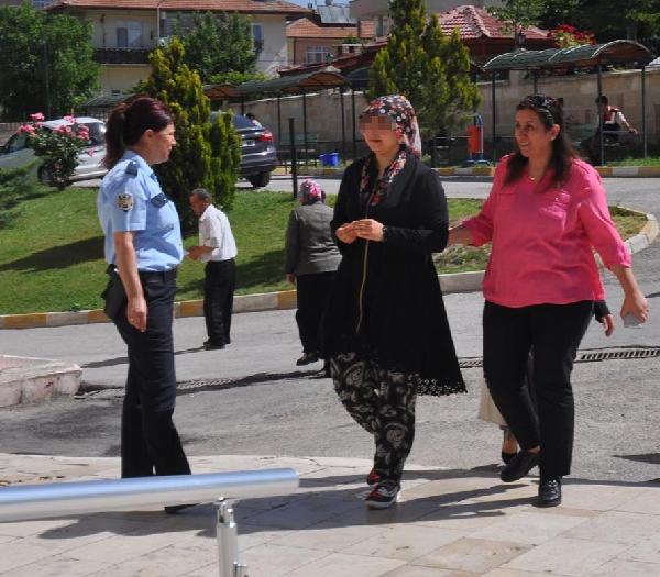 Komşusunun altın bileziklerini çaldı, anlaşılınca sahte hocayla yerine sahtelerini koydurdu