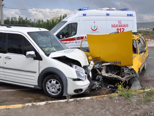 Sivas'ta hafif ticari araç taksiyle çarpıştı: 5 yaralı