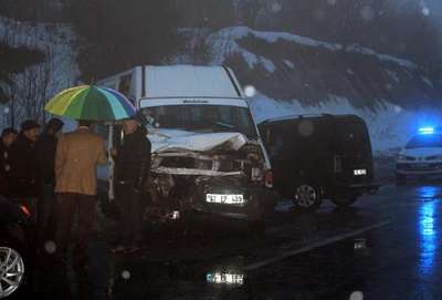 TIR'dan düşen iş makinesine minibüs çarptı