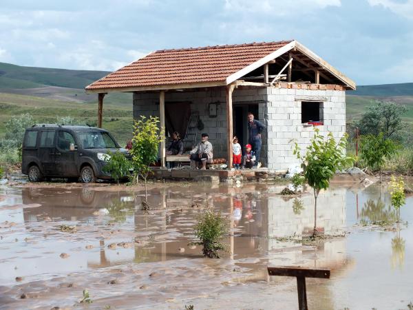 Yozgat'ta  yağmur ekili alanlarda su baskınına neden oldu