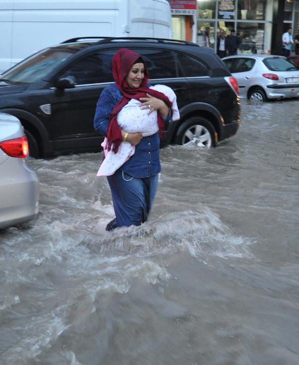 Sivas'ta 15 dakikalık yağış hayatı felç etti
