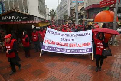 Mersin'de eylemci işçiler polisi geçti, zabıta engeline takıldı