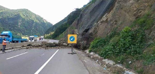 Sakarya- Eskişehir karayolunda heyelan ulaşımı etkiledi